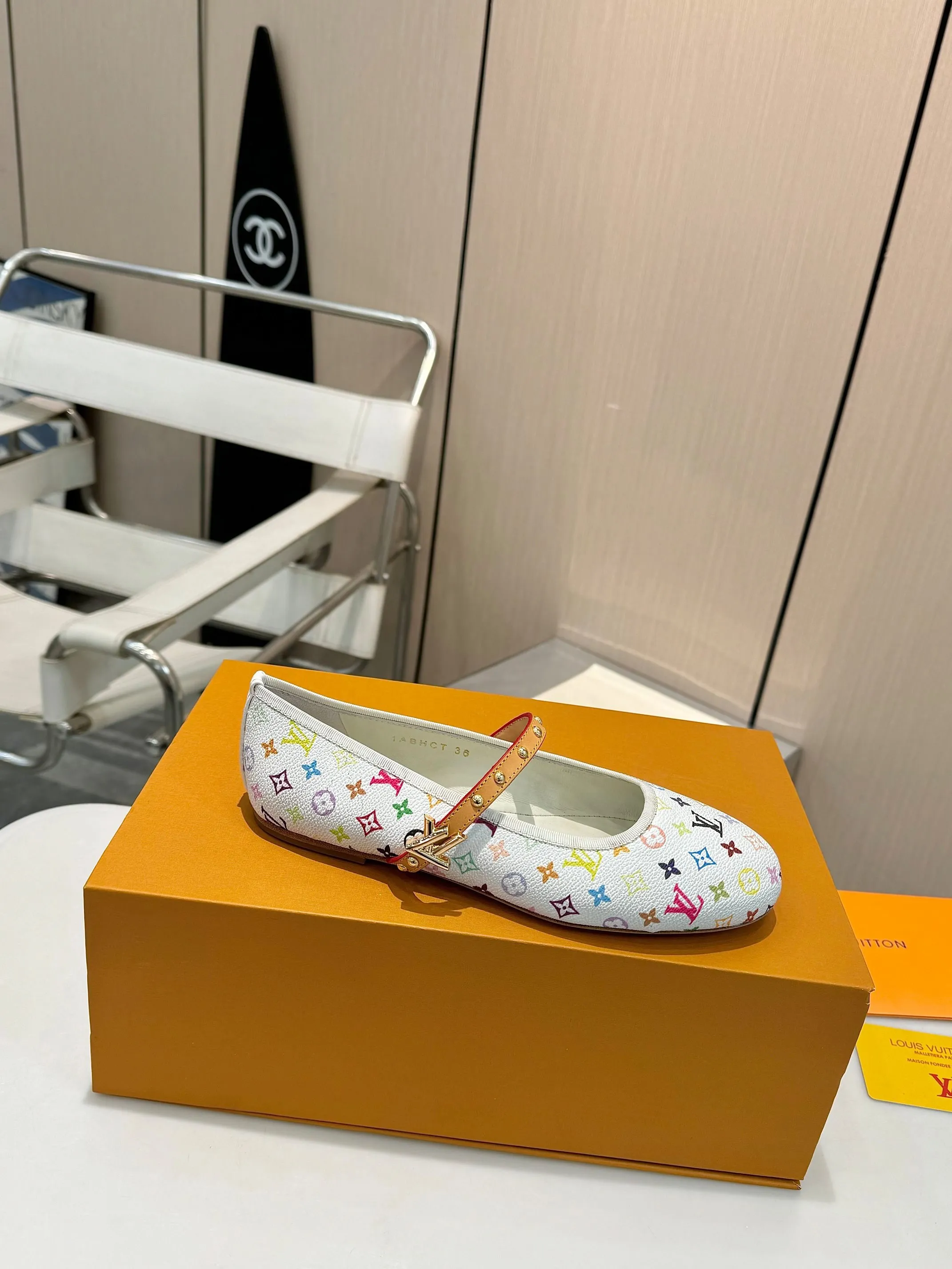 👟👟Ex-factory price 520👟👟 Women's shoes, women's clothing LV Louis Vuitton, a new luxury experience 👟👟 Today I recommend a Louis Vuitton beauty to everyone!  It uses high-grade genuine leather soles and feels comfortable on your feet, making every step feel like you are walking on the clouds.  High-end lasting technology, the foot feels incomparable!  💙The perfect combination of brand printed leather and brand hardware buckles creates a unique fashion sparkle, highlighting nobility and luxury!  Classic design, exquisite craftsmanship, and quality in every detail.  Whether it's the casual style of matching or the elegant style of a skirt, it can be easily controlled.  Wear this pair of Louis Vuitton and become the fashion focus of the street, showing off your elegant taste! 💃 Fabric: Brand printed fabric Lining: Breathable sheepskin Sole: Italian leather sole Size: 35-42 (34/40/41/42 customized)